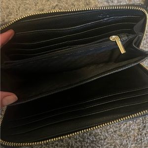 Very beautiful wallet Steve Madden with roses different colors red pink and blue